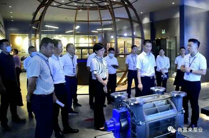 公司董事长、总经理陈迪(右一)向李军区长(右二)一行介绍开云手机官方站登录入口-开云(中国)产品